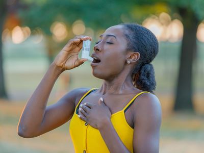 woman using an inhaler without a spacer