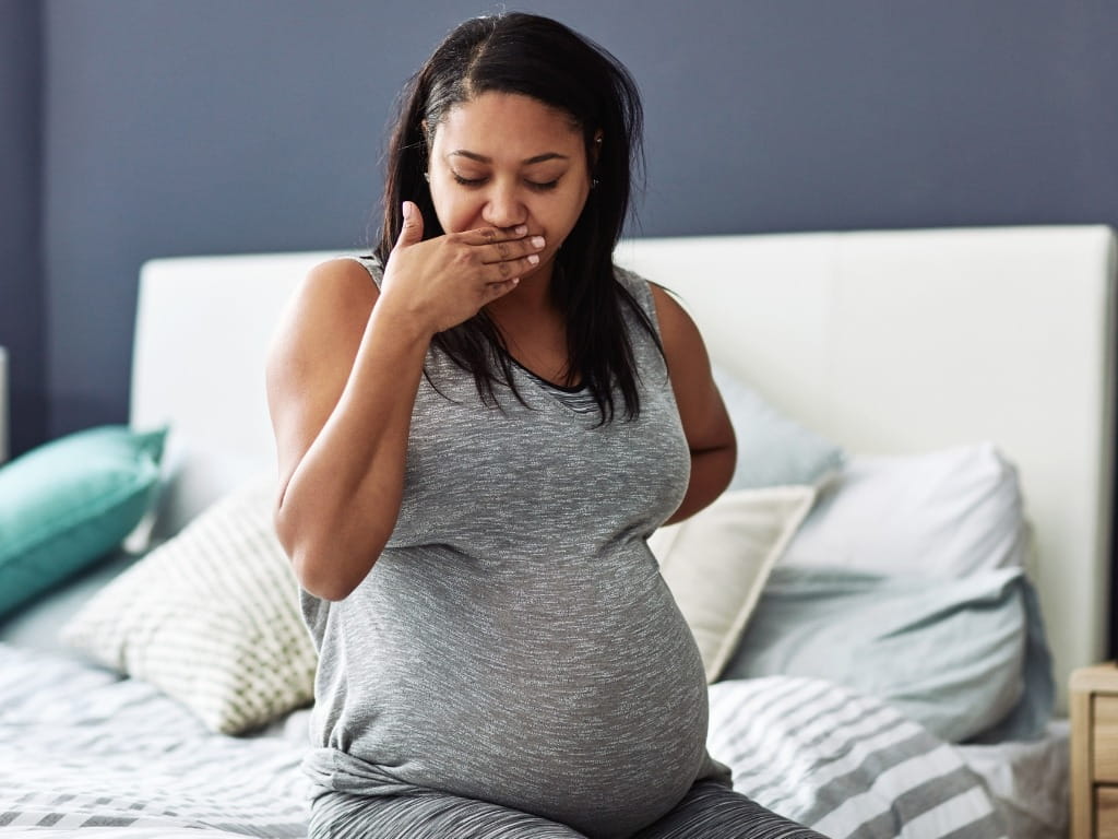 pregnant woman experiencing morning sickness