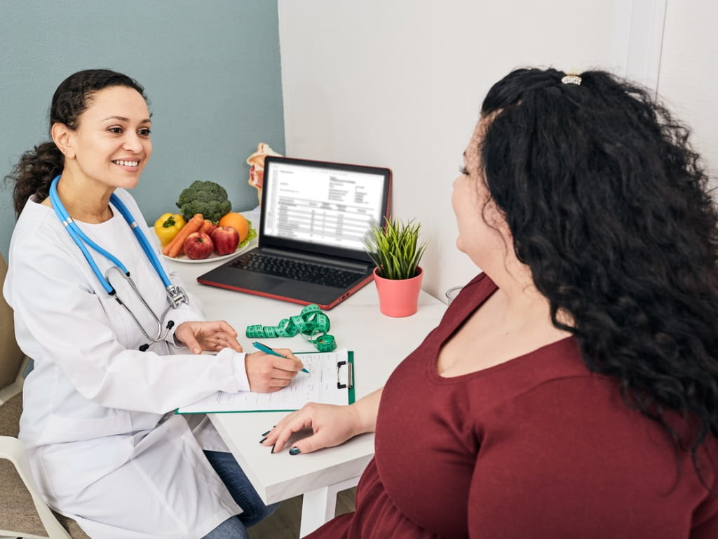 nutritionist speaking with a patient
